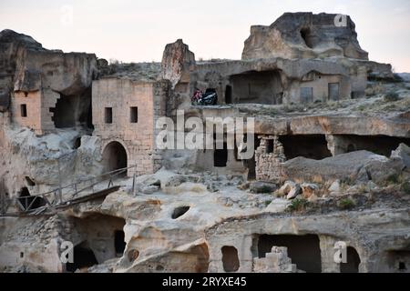 Antica chiesa rupestre di Cavusin in Cappadocia, Turchia Foto Stock