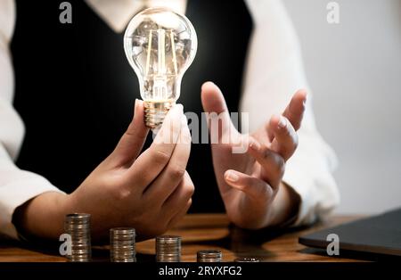 Risparmio energetico lampada a LED e pila di vecchie lampadine Foto stock -  Alamy