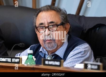 Il rappresentante degli Stati Uniti Raul Grijalva (Democratico dell'Arizona), membro della classifica, US House Committee on Natural Resources, fa la sua dichiarazione di apertura durante l'udienza "Destroying America's Best idea: Examining the Biden Administration's Use of National Park Service Lands for Migrant Camps" nel Longworth House Office Building a Capitol Hill a Washington, DC mercoledì 27 settembre 2023. In discussione è la proposta di rifugio per migranti a Floyd Bennett Field, un campo di aviazione nel quartiere di Marine Park a sud-est di Brooklyn a New York, New York. Credito: Ron Sachs/CNP/Sipa USA per NY Post Foto Stock