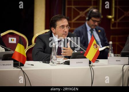 Kiev, Ucraina. 2 ottobre 2023. José Manuel Albares Bueno, Ministro degli affari esteri in carica per la Spagna, ha fatto le sue osservazioni durante una riunione del Consiglio dei ministri degli Esteri dell'Unione europea, il 2 ottobre 2023, a Kiev, Ucraina. Credito: Ucraina Presidenza/Ufficio stampa presidenziale ucraino/Alamy Live News Foto Stock