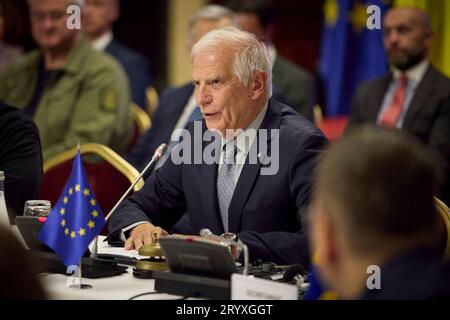 Kiev, Ucraina. 2 ottobre 2023. Il Vicepresidente della Commissione europea Josep Borrell commenta durante una riunione del Consiglio dei ministri degli Esteri dell'Unione europea, il 2 ottobre 2023, a Kiev, Ucraina. Credito: Ucraina Presidenza/Ufficio stampa presidenziale ucraino/Alamy Live News Foto Stock