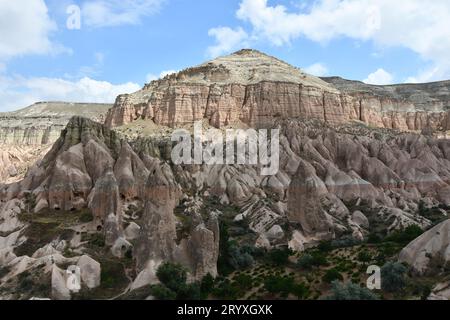 Vista sulle rocce di arenaria multicolore, sedimenti nella Valle delle Rose in Cappadocia, Turchia Foto Stock
