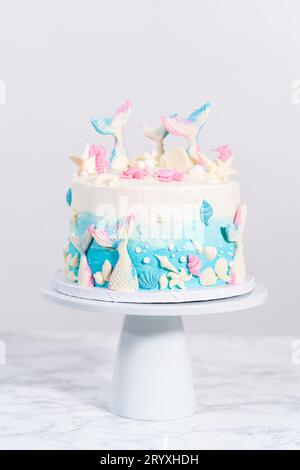 Torta alla vaniglia a 3 strati a tema sirena Foto Stock