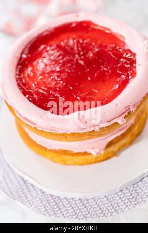 Torta alla vaniglia a 3 strati a tema sirena Foto Stock