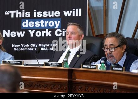 Il rappresentante degli Stati Uniti Bruce Westerman (repubblicano dell'Arkansas), presidente, United States House Committee on Natural Resources, Left, ascolta il rappresentante degli Stati Uniti Raul Grijalva (democratico dell'Arizona), membro della classifica, fa la sua dichiarazione di apertura durante l'audizione "Destroying Americas Best idea: esaminando l'uso di Biden Administrations National Park Service Lands for Migrant Camps nel Longworth House Office Building a Capitol Hill a Washington, DC mercoledì 27 settembre 2023. In discussione è la proposta di rifugio per migranti a Floyd Bennett Field, un campo d'aviazione nel vicino Marine Park Foto Stock