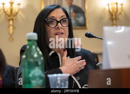 Joann Ariola, membro del Consiglio comunale di New York (R-District 32), Ozone Park, New York, fa osservazioni conclusive mentre conclude la sua testimonianza davanti alla United States House Committee on Natural Resources ascoltando “Destroying Americas Best idea: esaminando l'uso di Biden Administrations National Park Service Lands for Migrant Camps nel Longworth House Office Building a Capitol Hill a Washington, DC mercoledì 27 settembre 2023. In discussione è la proposta di rifugio per migranti a Floyd Bennett Field, un campo di aviazione nel quartiere di Marine Park a sud-est di Brooklyn a New York, New York. Credito: RO Foto Stock