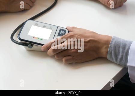 Controllo medico del corpo con stetoscopio. Concetto sanitario e medico. Medico professionista in bianco uniforme camice intervi Foto Stock