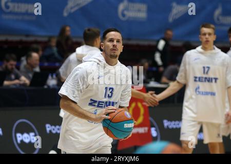 San Pietroburgo, Russia. 2 ottobre 2023. Thomas Heurtel (13) dello Zenit St Petersburg in azione durante la partita di pallacanestro della VTB United League, stagione regolare, tra Zenit St Petersburg e Uralmash all'Arena. Punteggio finale; Zenit 70:75 Uralmash. Credito: SOPA Images Limited/Alamy Live News Foto Stock