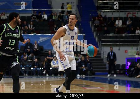 San Pietroburgo, Russia. 2 ottobre 2023. Thomas Heurtel (13) dello Zenit St Petersburg in azione durante la partita di pallacanestro della VTB United League, stagione regolare, tra Zenit St Petersburg e Uralmash all'Arena. Punteggio finale; Zenit 70:75 Uralmash. Credito: SOPA Images Limited/Alamy Live News Foto Stock