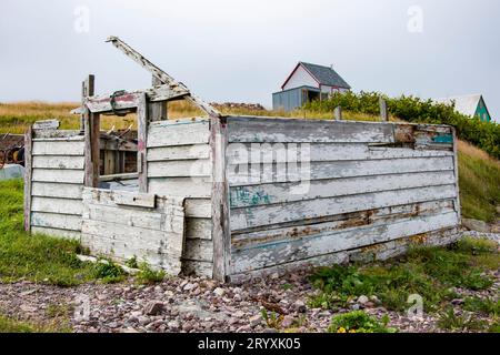 Resti di una struttura in legno su Ile-aux-Marins in St Pierre, Francia Foto Stock