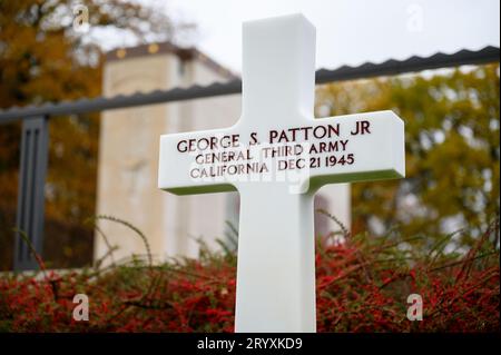 Tomba del generale George S. Patton Jr. Cimitero e memoriale americano del Lussemburgo ad Hamm, città di Lussemburgo, Lussemburgo. Foto Stock