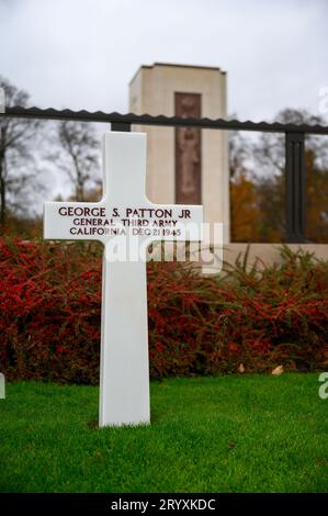 Tomba del generale George S. Patton Jr. Cimitero e memoriale americano del Lussemburgo ad Hamm, città di Lussemburgo, Lussemburgo. Foto Stock