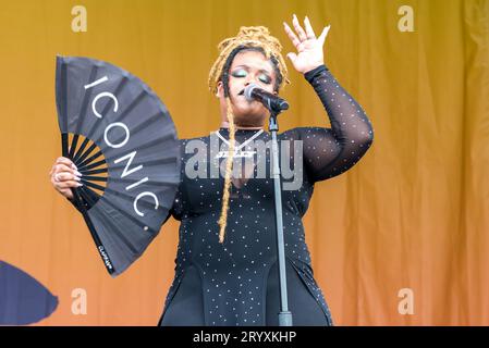 NEW ORLEANS, LOUISIANA, USA - 7 MAGGIO 2023: Anjelica 'Jelly' Joseph si esibisce, con Galactic, al New Orleans Jazz and Heritage Festival 2023 Foto Stock