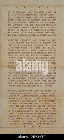 La storia dell'offensiva della Renania raccontata in inglese. Cimitero e memoriale americano del Lussemburgo ad Hamm, città di Lussemburgo, Lussemburgo. Foto Stock