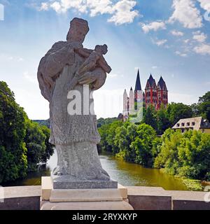 Statua del Nepomuk sul Ponte Vecchio di Lahn con la Cattedrale di Limburgo, Limburg an der Lahn, Germania Foto Stock