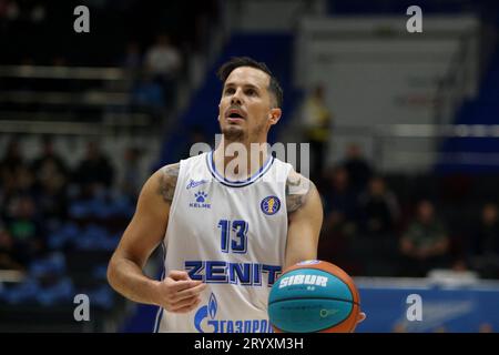 San Pietroburgo, Russia. 2 ottobre 2023. Thomas Heurtel (13) dello Zenit St Petersburg in azione durante la partita di pallacanestro della VTB United League, stagione regolare, tra Zenit St Petersburg e Uralmash all'Arena. Punteggio finale; Zenit 70:75 Uralmash. (Foto di Maksim Konstantinov/SOPA Images/Sipa USA) credito: SIPA USA/Alamy Live News Foto Stock