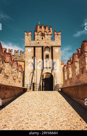 Vista del Castello Scaligero a Sirmione sul Lago di Garda in Italia. Foto Stock