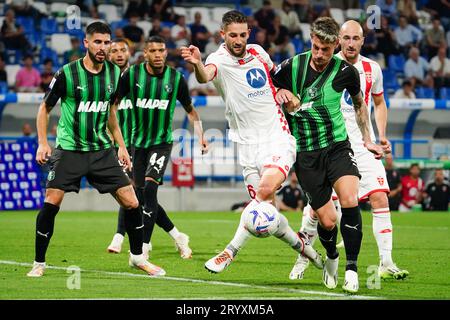 Reggio Emilia, Italia. 2 ottobre 2023. Roberto Gagliardini (AC Monza) e Andrea Pinamonti (US Sassuolo calcio) durante il campionato italiano di serie A partita tra US Sassuolo e AC Monza il 2 ottobre 2023 allo Stadio Mapei di Reggio Emilia. Crediti: Luca Rossini/e-Mage/Alamy Live News crediti: Luca Rossini/e-Mage/Alamy Live News Foto Stock