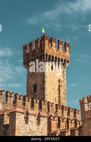 Vista del Castello Scaligero a Sirmione sul Lago di Garda in Italia. Foto Stock