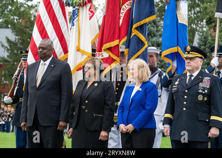 Arlington, Stati Uniti d'America. 29 settembre 2023. Da sinistra a destra: Il segretario alla difesa degli Stati Uniti Lloyd Austin, con il coniuge Charlene Austin, Hollyanne Milley e il presidente uscente dei Joint Chiefs Gen. Mark Milley si trovano in piedi durante la cerimonia di abbandono e ritiro presso la Joint base Myer-Henderson Hall, il 29 settembre 2023 ad Arlington, Virginia. Credito: TSgt. Jack Sanders/DOD Photo/Alamy Live News Foto Stock