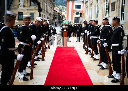 Bogotà, Colombia. 2 ottobre 2023. I soldati della marina colombiana prendono parte a un evento in cui l'ammiraglio Jose Prudencio Padilla riceve la promozione postumo a Grand Admiral of the Nation da parte del governo colombiano il 2 ottobre 2023. Foto di: Sebastian Barros/Long Visual Press Credit: Long Visual Press/Alamy Live News Foto Stock