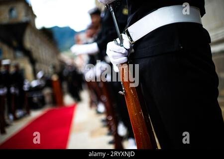 Bogotà, Colombia. 2 ottobre 2023. I soldati della marina colombiana prendono parte a un evento in cui l'ammiraglio Jose Prudencio Padilla riceve la promozione postumo a Grand Admiral of the Nation da parte del governo colombiano il 2 ottobre 2023. Foto di: Sebastian Barros/Long Visual Press Credit: Long Visual Press/Alamy Live News Foto Stock