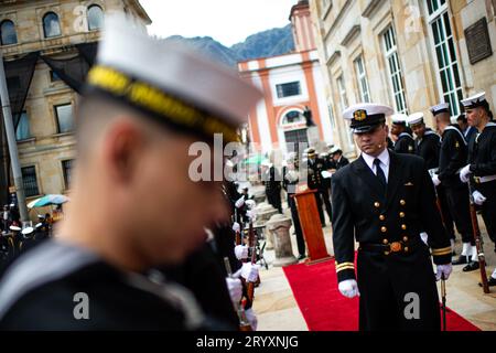 Bogotà, Colombia. 2 ottobre 2023. I soldati della marina colombiana prendono parte a un evento in cui l'ammiraglio Jose Prudencio Padilla riceve la promozione postumo a Grand Admiral of the Nation da parte del governo colombiano il 2 ottobre 2023. Foto di: Sebastian Barros/Long Visual Press Credit: Long Visual Press/Alamy Live News Foto Stock