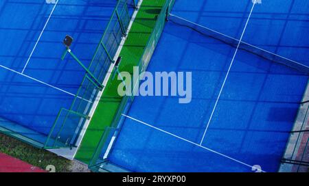 vista aerea zenithal di un campo da paddle tennis Foto Stock