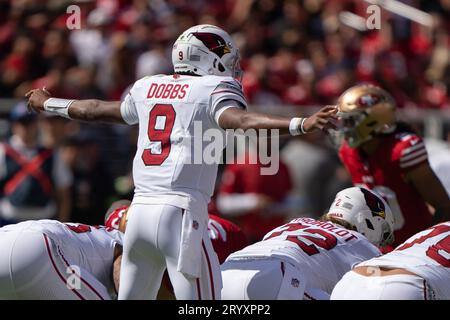 1 ottobre 2023; Santa Clara, CA, Stati Uniti; il quarterback degli Arizona Cardinals Joshua Dobbs (9) segnala durante il primo quarto contro i San Francisco 49ers al Levi's Stadium. (Stan Szeto/immagine dello sport) Foto Stock