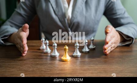 Capo scacchi e squadra. Concetto di risorse umane gestione della carriera con le mani strette pianificazione strategia con figure di scacchi. leader Foto Stock