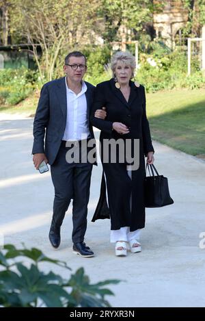 Inaugurazione del jardin des Ambassador 'Line Renaud' en présence de cette dernière très heureuse en compagnie de Brigitte Macron et d'Anne Hidalgo Foto Stock