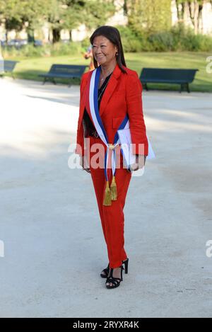 Inaugurazione del jardin des Ambassador 'Line Renaud' en présence de cette dernière très heureuse en compagnie de Brigitte Macron et d'Anne Hidalgo Foto Stock