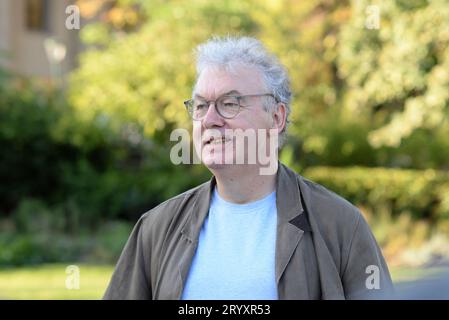 Inaugurazione del jardin des Ambassador 'Line Renaud' en présence de cette dernière très heureuse en compagnie de Brigitte Macron et d'Anne Hidalgo Foto Stock