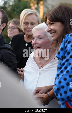 Inaugurazione del jardin des Ambassador 'Line Renaud' en présence de cette dernière très heureuse en compagnie de Brigitte Macron et d'Anne Hidalgo Foto Stock