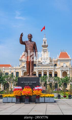 Statua di ho chi Minh di fronte al Municipio, Saigon, ho chi Minh City, Vietnam. Foto Stock