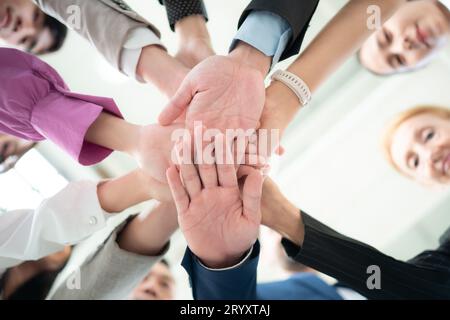 In vista di gruppi di persone aziendali che si uniscono in ufficio per dare potere a vicenda Foto Stock