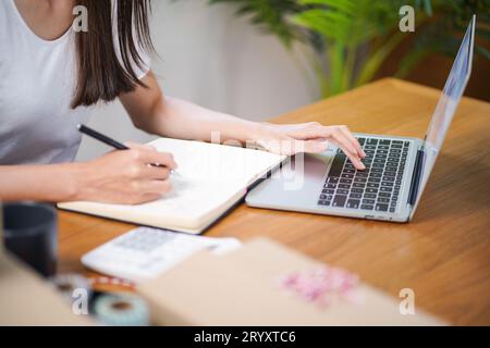 Affari da Casa donna asiatica che prepara la scatola di consegna del pacchetto spedizione per lo shopping online. giovane start up proprietario di piccole imprese a casa ordine online. Foto Stock