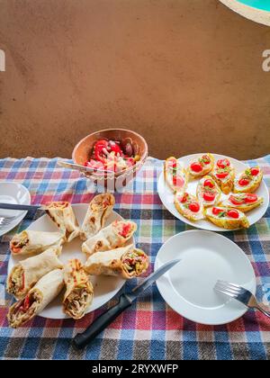 Burrito fatto in casa, insalata verde e bruschetta, Macedonia Kocani Foto Stock