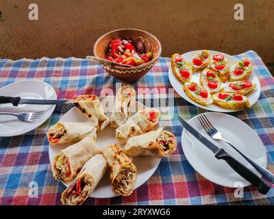 Burrito fatto in casa, insalata verde e bruschetta, Macedonia Kocani Foto Stock