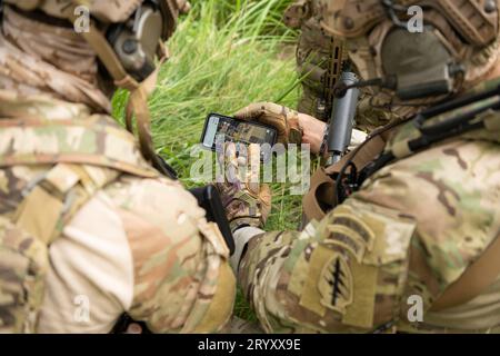 Forze delle operazioni speciali, studiare geografia e pianificare un attacco al nemico. Foto Stock