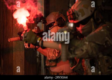 Soldato in guerra antiterrorismo in un edificio buio, addestramento operazione antiterrorismo sul campo di battaglia Foto Stock