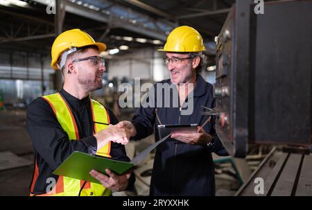 Ingegneri e tecnici ispezionano e riparano i sistemi meccanici negli armadi di controllo delle macchine. affinché la macchina ritorni Foto Stock