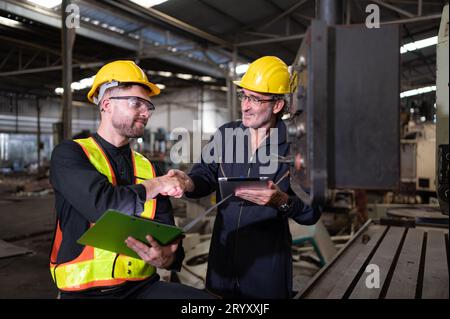 Ingegneri e tecnici ispezionano e riparano i sistemi meccanici negli armadi di controllo delle macchine. affinché la macchina ritorni Foto Stock