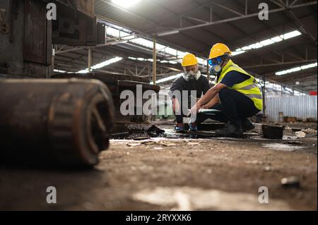 Scienziati e funzionari governativi ispezionano e raccolgono campioni di perdite chimiche nei siti industriali. da esaminare a fondo Foto Stock