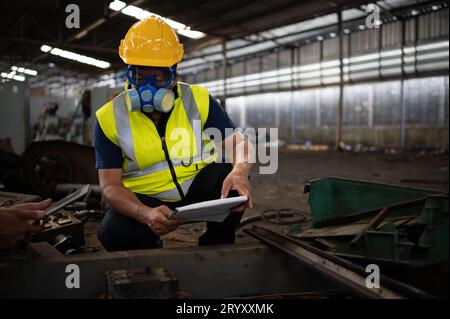 Scienziati e funzionari governativi ispezionano e raccolgono campioni di perdite chimiche nei siti industriali. da esaminare a fondo Foto Stock