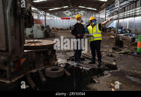 Scienziati e funzionari governativi ispezionano e raccolgono campioni di perdite chimiche nei siti industriali. da esaminare a fondo Foto Stock