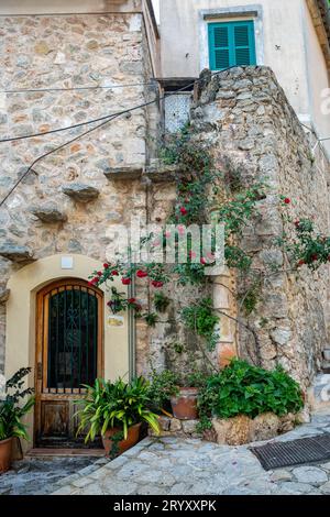 Strade strette nel centro storico di Valldemossa, Isole Baleari Mallorca Spagna. Foto Stock