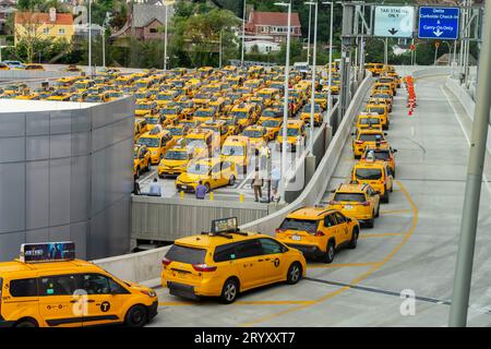File di taxi gialli in attesa di prelevare i passeggeri all'Aeroporto LaGuardia di New York Foto Stock