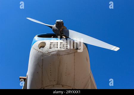 Primo piano di un'elica di un vecchio aereo contro il cielo blu Foto Stock