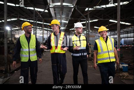 Ritratto del team di ingegneri e tecnici pronti per la riparazione di vecchi macchinari per tornare al normale funzionamento nel sito Web Foto Stock